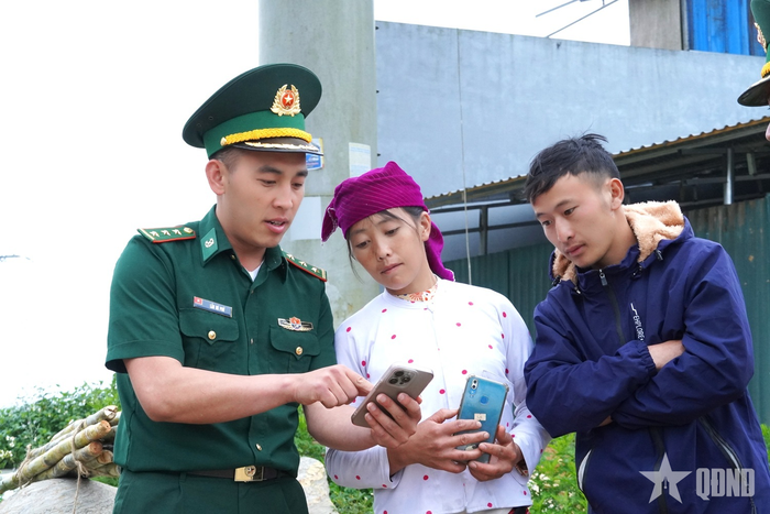 Cán bộ Đồn Biên phòng Cửa khẩu Săm Pun hướng dẫn tận tình người dân kỹ năng số và sử dụng các tiện ích công nghệ cơ bản. 