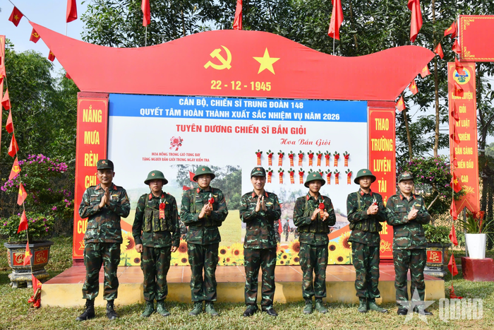 Lãnh đạo Sư đoàn 316 động viên, tặng hoa bắn giỏi cho chiến sĩ mới Trung đoàn 148.
