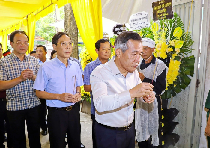 Bí thư Tỉnh ủy Thanh Hóa Lê Đức Thái và các đồng chí lãnh đạo tỉnh dâng hương viếng Anh hùng LLVT nhân dân Ngô Thị Tuyển. 