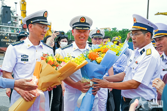  Đại tá Phạm Tiến Dũng, Phó tham mưu trưởng Vùng 2 Hải quân tặng hoa chỉ huy Biên đội tàu 83 Hải quân Quân Giải phóng nhân dân Trung Quốc. 