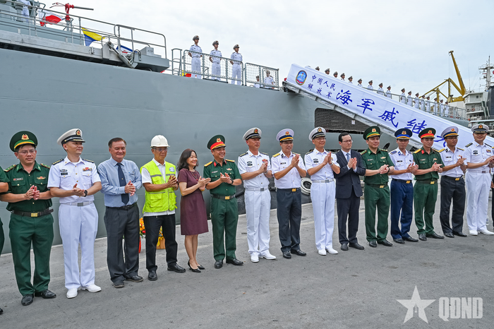 Các đại biểu đón đoàn và chụp ảnh lưu niệm tại cầu cảng. 