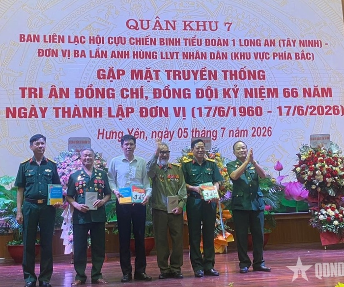 Các cựu chiến binh Tiểu đoàn 1-Long An trao sách hồi ức tặng đại biểu các đơn vị.