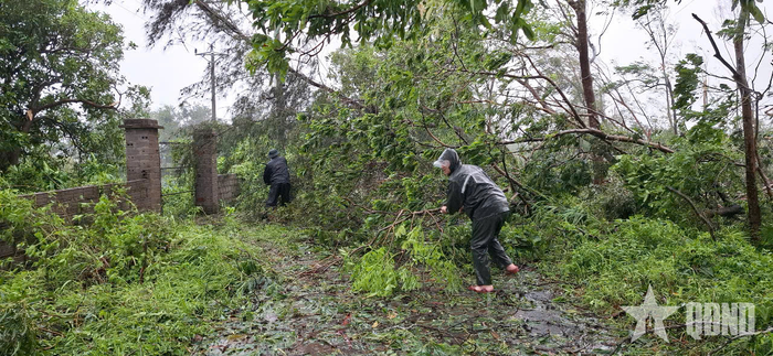  Lực lượng của Đồn Biên phòng Đồng Văn khắc phục hậu quả của bão, sáng 5-7.