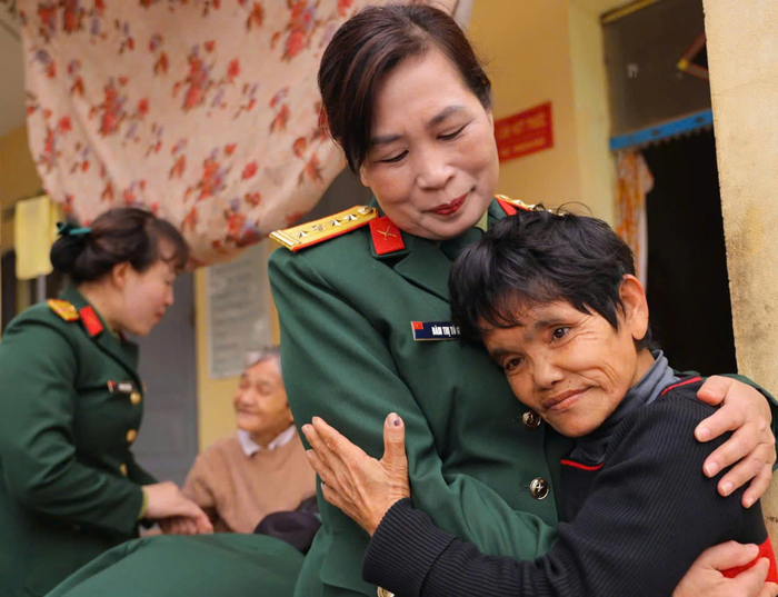  Đại tá Đàm Thị Tố Giang luôn tâm huyết với các hoạt động thiện nguyện. 