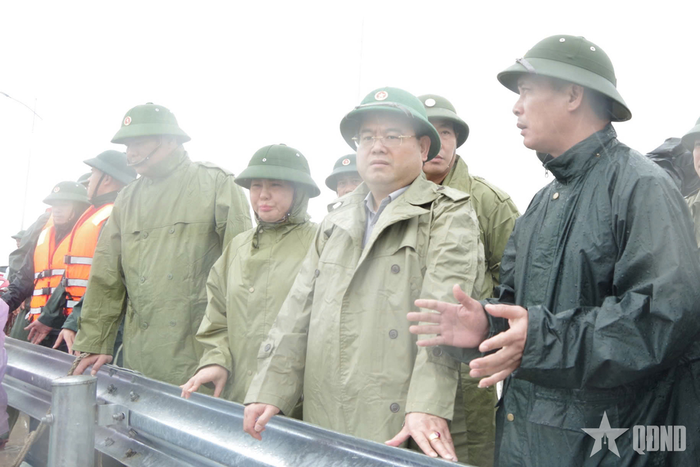 Đại tá Nguyễn Ngọc Sơn, Phó chỉ huy trưởng Bộ CHQS tỉnh (đầu tiên bên phải) báo cáo đồng chí Quản Minh Cường về tình hình thiệt hại và công tác khắc phục hậu quả do bão số 1 gây ra tại khu vực Móng Cái. 