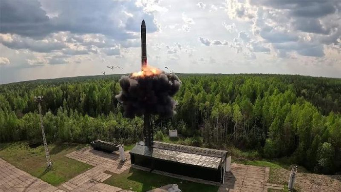ICBM RS-24 Yars là vũ khí chiến lược phủ đầu lợi hại trong "Bộ ba hạt nhân" Nga với thời gian chuyển trạng thái ngắn và cơ động cao. Ảnh: RIAN