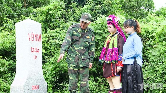  Cán bộ, chiến sĩ Đồn Biên phòng Pò Hèn (BĐBP tỉnh Quảng Ninh) cùng bà con Sán Chỉ và Dao Thanh Y tìm hiểu lịch sử cột mốc. 