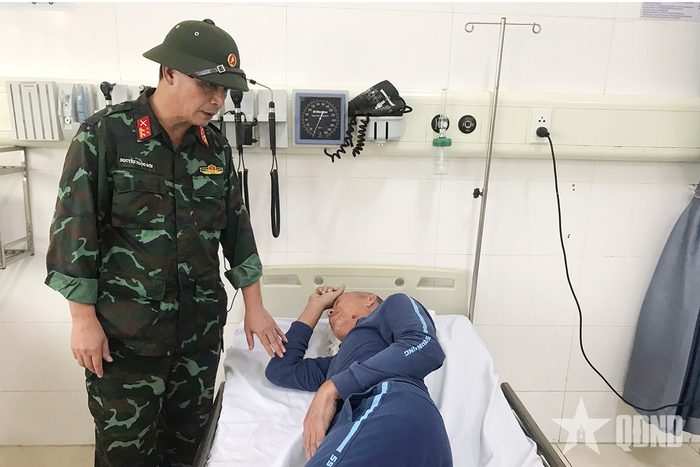  Đại tá Nguyễn Ngọc Sơn, Phó chỉ huy trưởng Bộ CHQS tỉnh Quảng Ninh, đã đến bệnh viện Đa khoa khu vực Móng Cái ân cần thăm hỏi, động viên và chúc các thuyền viên sớm bình phục. Ảnh: THANH PHƯƠNG 