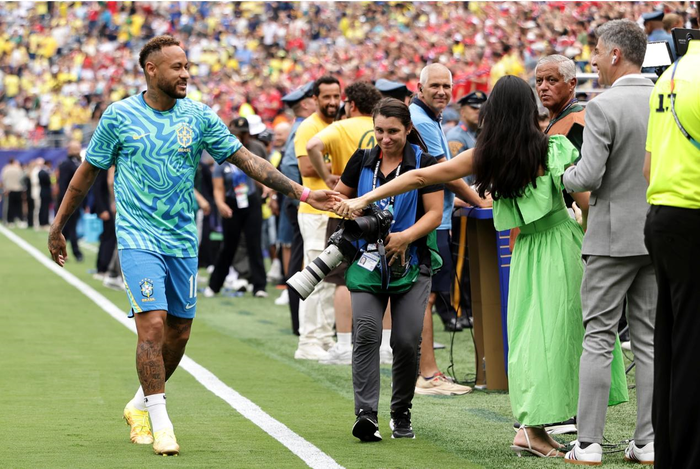 Neymar khởi động trước trận đấu. Ảnh: AP