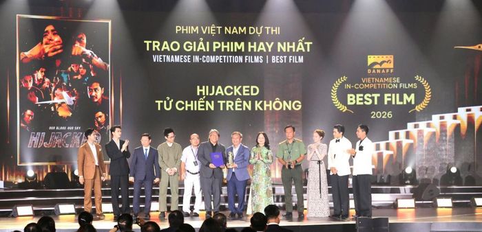 BTC trao giải Phim hay nhất cho ê kíp phim Tử chiến trên không.