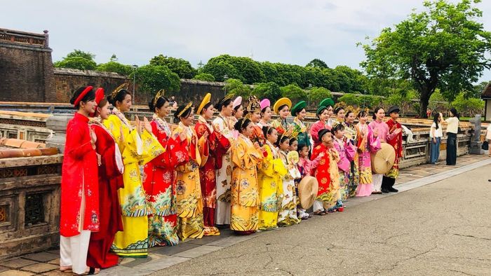 Ngày hội được sự hưởng ứng của rất nhiều bạn nhỏ và người lớn tuổi.