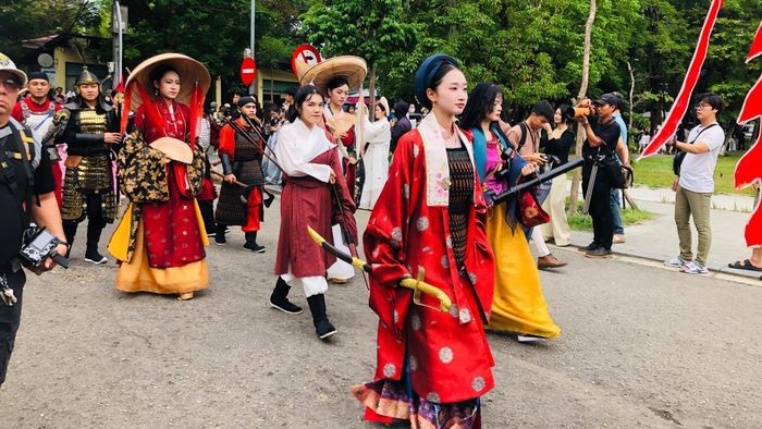 Hàng ngàn người khoác Việt phục, viết nên bức tranh văn hóa giữa Đại Nội Huế.