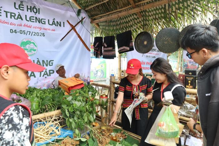 Đông đảo du khách trong và ngoài địa phương đến tham quan, mua sắp tại lễ hội.