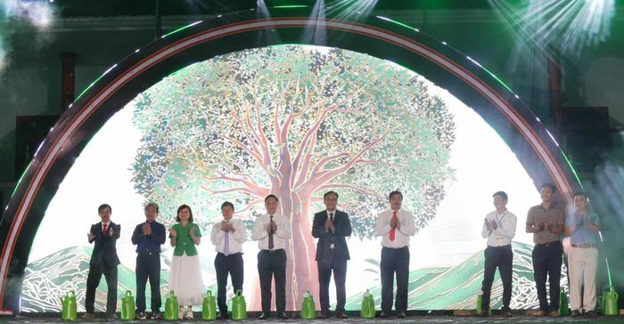 Các đại biểu với nghi thức khai mạc lễ hội.
