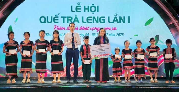 Lãnh đạo Ban Tuyên giáo và Dân vận Thành ủy trao học bổng cho học sinh khó khăn trên địa bàn xã Trà Leng.