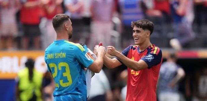 Unai Simón và Pau Cubarsí (Tây Ban Nha) chúc mừng nhau sau trận đấu với Áo hôm thứ Năm tuần trước (Jae C. Hong / AP-LaPresse).