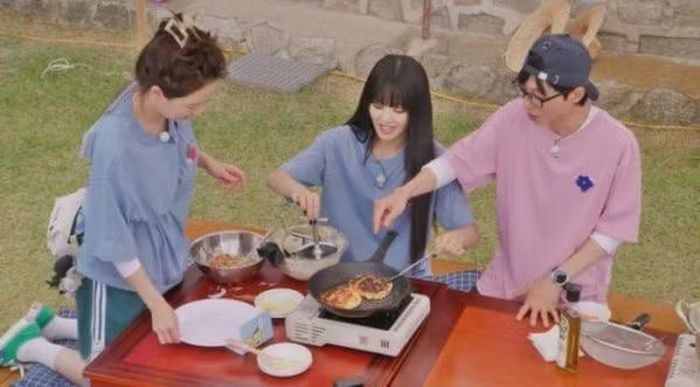 Minnie, trong lần xuất hiện đầu tiên, đã thu hút sự chú ý, khi bày tỏ sự ngưỡng mộ đối với các thành viên, đồng thời tiết lộ rằng, gia đình cô thực sự đang điều hành một khu nghỉ dưỡng ở Thái Lan. Minnie nói: "Hãy quay chương trình 'Running Man' đặc biệt tại Thái Lan, ở khu nghỉ dưỡng của chúng tôi nữa nhé", khiến các thành viên tham gia vào một cuộc thi nịnh nọt để giành được sự ưu ái của cô.