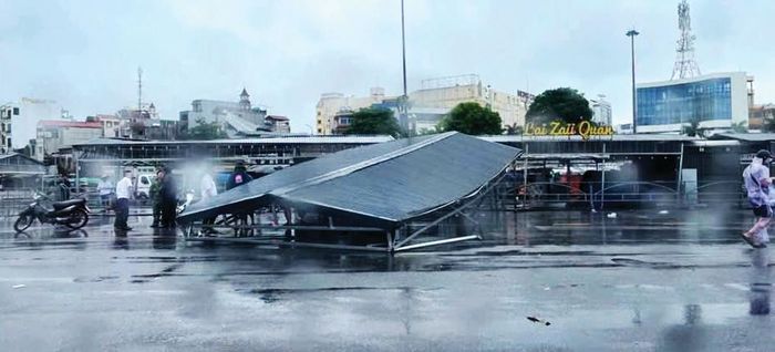  Mái tôn bị sập tại khu vực Móng Cái (Quảng Ninh) chiều tối 4-7. Ảnh: CTV 