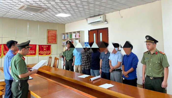 Cơ quan An ninh điều tra tống đạt các quyết định khởi tố đối với 6 đối tượng