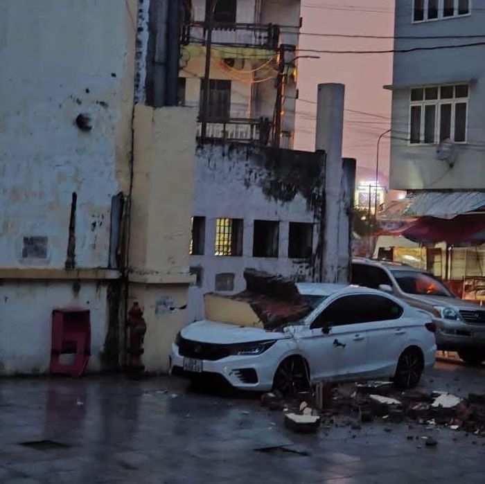  Gió lớn giật một mảng tường rơi xuống đầu xe hơi đỗ gần Móng Cái Palaza (Móng Cái - Quảng Ninh) tối 4-7. Ảnh người dân chia sẻ 