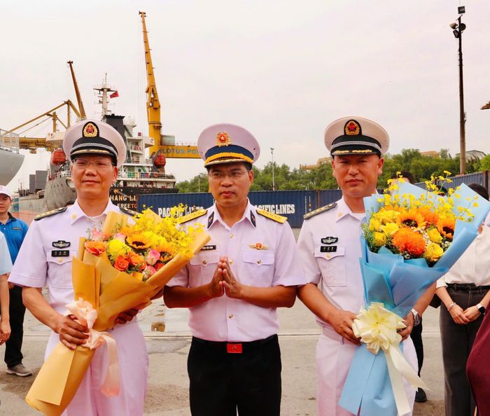 Đại tá, Phó tham mưu trưởng Bộ Tư lệnh Vùng 2 Hải quân Việt Nam Phạm Tiến Dũng (giữa) tặng hoa chào mừng lãnh đạo tàu Thích Kế Quang đến thăm và làm việc tại TPHCM. Ảnh: PHƯƠNG NAM