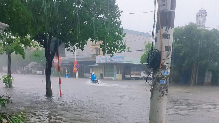  Mưa lớn do bão số 1 gây ngập tại Móng Cái (tỉnh Quảng Ninh) sáng 5-7. Ảnh: HẢI YẾN 