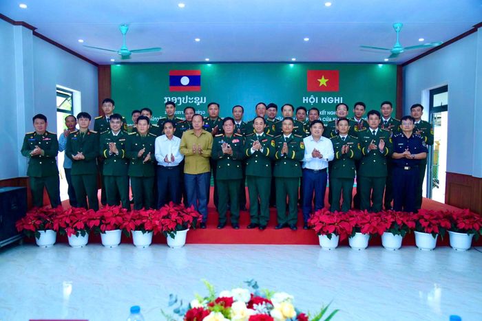  Các đại biểu chụp ảnh tại hội nghị 