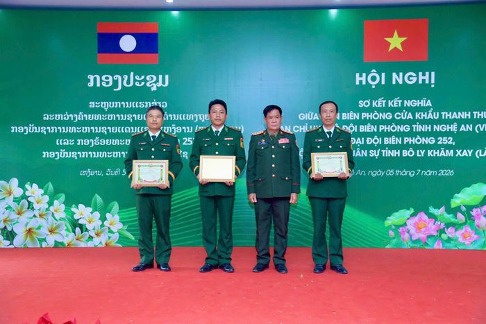  Thủ trưởng Bộ Chỉ huy Quân sự tỉnh Bô Ly Khăm Xay trao Giấy khen cho 1 tập thể và 2 cá nhân thuộc Đồn Biên phòng Cửa khẩu Thanh Thủy 