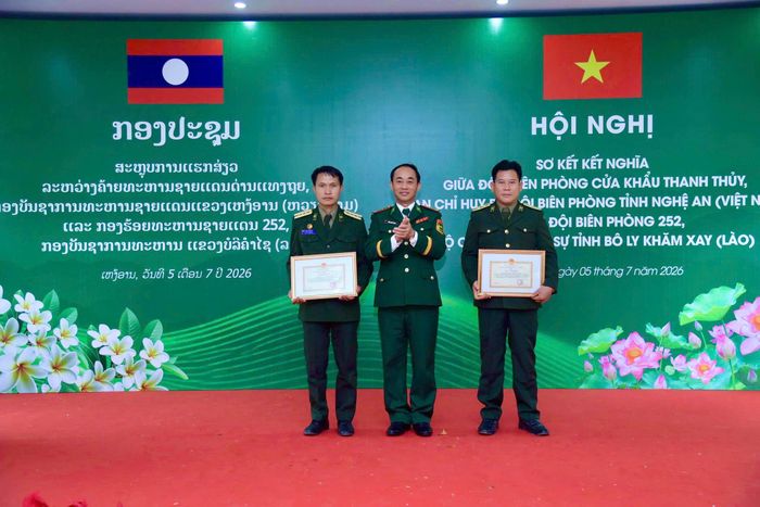  Thủ trưởng Ban Chỉ huy Bộ đội Biên phòng tỉnh Nghệ An trao Giấy khen cho tập thể và cá nhân thuộc Đại đội Biên phòng 252 