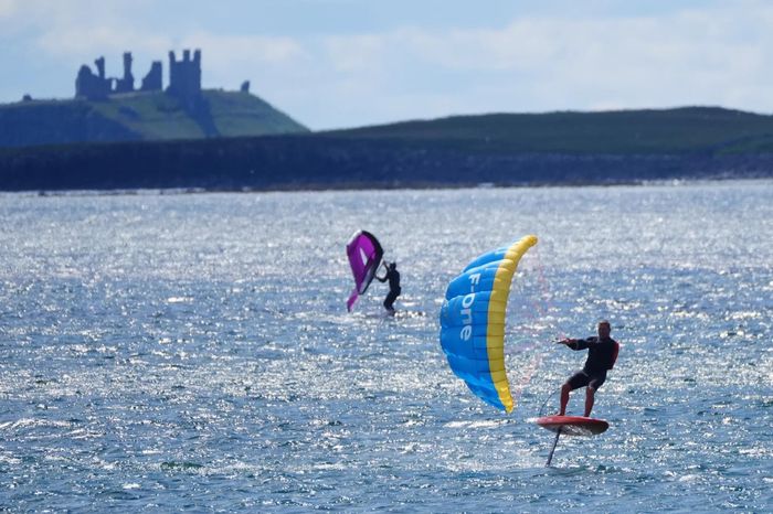  Lướt ván buồm tại Beadnell Bay ở Northumberland. Ảnh: PA 
