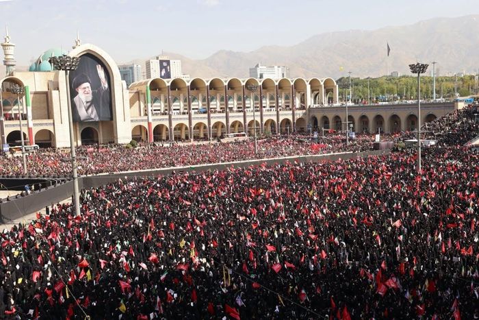  Hàng ngàn người đưa tang tập trung bên ngoài Đại sảnh đường Tehran trong lễ tưởng niệm cố lãnh đạo tối cao Iran Ali Khamenei. Ảnh: GaroweOnline/X 