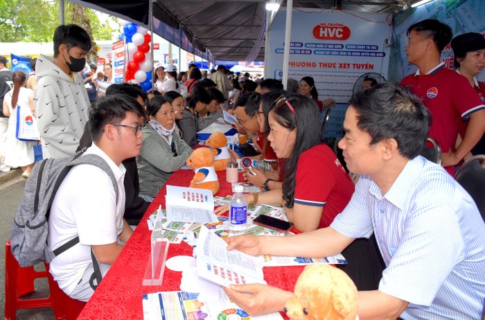  Các giảng viên tham gia tư vấn cho phụ huynh, học sinh lựa chọn nguyện vọng 