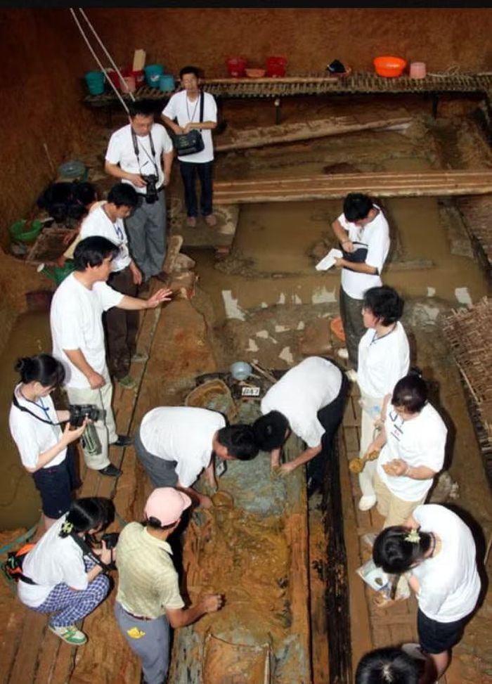 Nhóm chuyên gia đã tìm thấy hơn 20 mảnh lụa mịn, vải lanh và vải bông trong 22 trên tổng số 47 quan tài được khai quật từ nhóm mộ táng cổ nằm tại làng cổ Lijia, huyện Tĩnh An, Giang Tây, Trung Quốc.