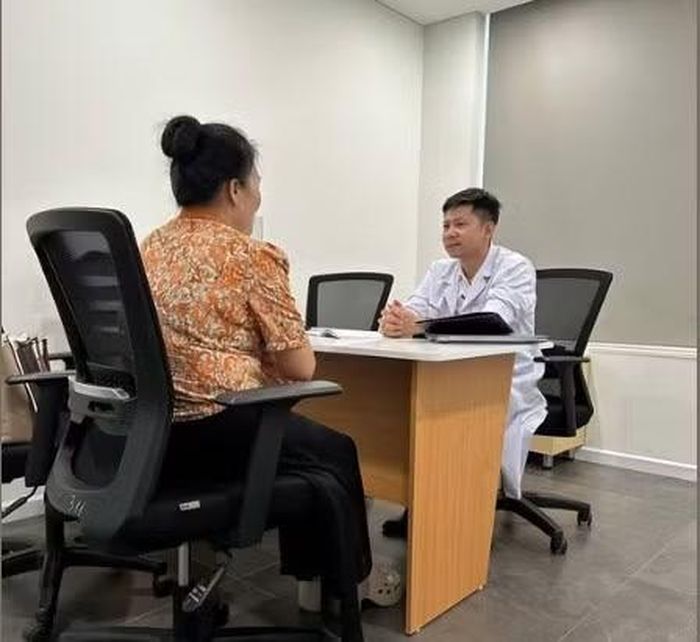 Bác sĩ tư vấn cho bệnh nhân - Ảnh BSCC