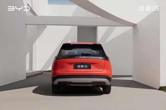 Biến thể cao cấp được nâng công suất lên 322 mã lực, đi kèm bộ pin 68 kWh, giúp quãng đường di chuyển tăng lên 630 km theo tiêu chuẩn CLTC. Theo BYD, mẫu SUV điện này hỗ trợ công nghệ sạc siêu nhanh, có khả năng nạp pin từ 10% lên 97% trong khoảng 9 phút nhờ sử dụng nền tảng công nghệ tương tự Atto 3 thế hệ mới.