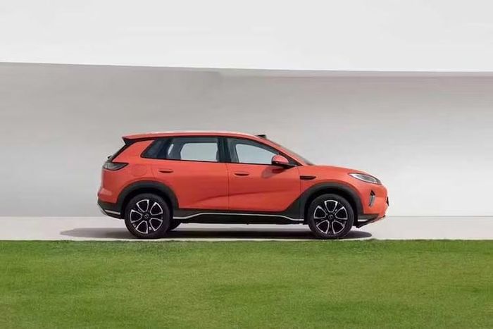 Mẫu xe SUV BYD Sealion 05 2026 sở hữu kích thước dài 4.620 mm, rộng 1.860 mm, cao 1.630 mm cùng chiều dài cơ sở thuộc nhóm SUV cỡ C. Với thông số này, mẫu xe có kích thước tương đương Honda CR-V.