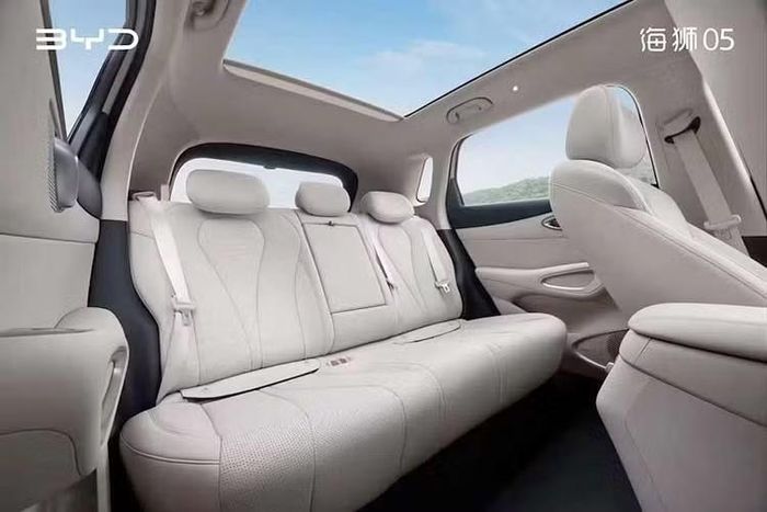 BYD Sealion 05 DM-i có cốp sau dung tích 650 lít. Trong khi đó, bản thuần điện có cốp sau 600 lít nhưng được bổ sung thêm khoang chứa đồ phía trước (frunk) dung tích 110 lít. Cung cấp sức mạnh cho Sealion 05 DM-i là công nghệ hybrid DM thế hệ thứ năm của BYD với sự kết hợp của động cơ xăng hút khí tự nhiên 1.5L công suất 99 mã lực với mô-tơ điện công suất 161 mã lực.