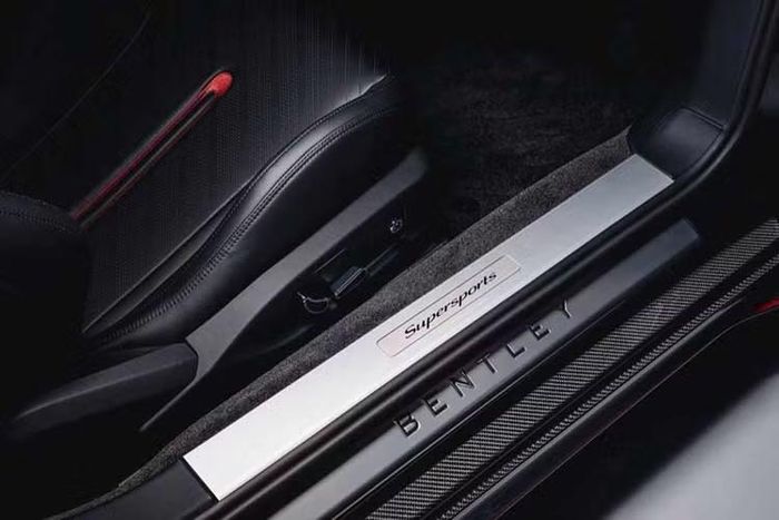 Hệ động lực của mọi chiếc xe với Design Theme vẫn giữ nguyên, với động cơ V8 tăng áp kép 4.0 lít không điện hóa sản sinh công suất 657 mã lực (490kW / 666PS) và mô-men xoắn 800Nm. Động cơ được kết hợp với hộp số tự động ly hợp kép 8 cấp được nâng cấp, truyền động đến bánh sau.