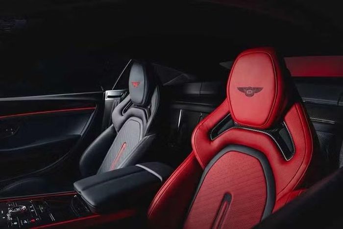 Ngoài chủ đề Rồng trên mẫu xe này, Bentley Mulliner còn có hai cấu hình khác. Chủ đề Điện kết hợp màu Xanh Điện và Xanh Sapphire đậm ở ngoại thất với màu Xanh Klein và Xanh Imperial ở nội thất. Chủ đề Brodgar tinh tế hơn kết hợp màu sơn Pale Brodgar và Brodgar với nội thất màu Camel và Beluga.