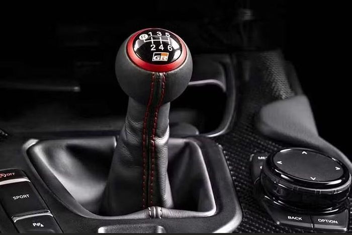 Ở các dòng xe khác, kết quả kinh doanh khá trái chiều. Toyota Prius tiếp tục gặp khó khăn khi doanh số từ đầu năm giảm 42,3%. Tuy nhiên, chỉ tính riêng tháng 6/2026, doanh số của mẫu xe hybrid này lại tăng 9,4%.
