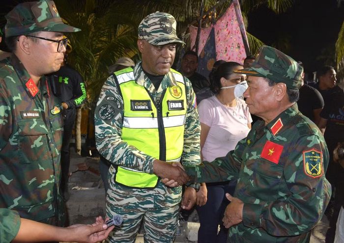 Tư lệnh lực lượng dân quân Venezuela Nayade Lockiby Belmonte cùng lực lượng Quân đội nhân dân Việt Nam có mặt tại hiện trường vào đêm 3/7 (giờ địa phương). Ảnh: Hoàng Vũ.