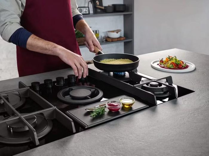 Theo các ước tính, việc chuyển từ bếp gas sang bếp từ có thể giúp nhiều hộ gia đình tiết kiệm từ vài trăm nghìn đến vài triệu đồng mỗi năm, tùy thuộc vào tần suất nấu ăn, giá điện và thói quen sử dụng của từng gia đình.