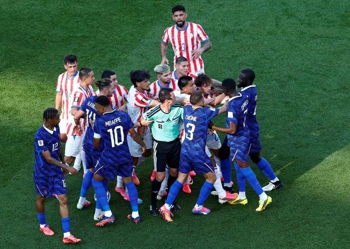 Trận đấu giữa Pháp và Paraguay diễn ra căng thẳng cả trong và sau khi tiếng còi mãn cuộc vang lên.
