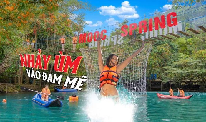 Tại đây du khách cũng có thể trải nghiệm nhảy ùm đầy thú vị.