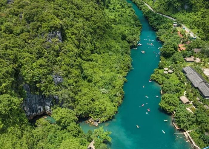 Dòng nước xanh ngọc của Sông Chày.