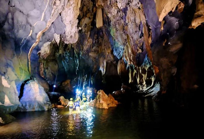 Du khách khám phá Hang Tối.