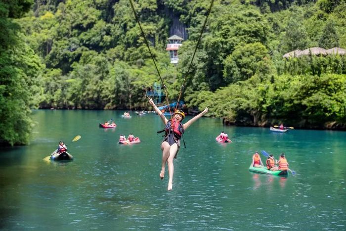 Du khách trượt zipline băng qua dòng Sông Chày.