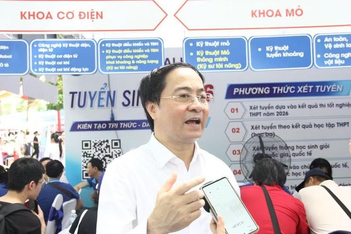 PGS.TS Trần Xuân Trường – Hiệu trưởng Trường Đại học Mỏ - Địa chất trao đổi với phóng viên Báo Giáo dục và Thời đại.