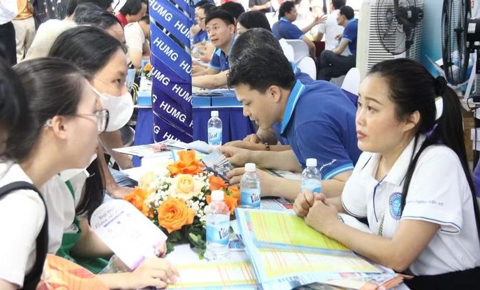 Hoạt động tư vấn chọn ngành tại gian của Trường Đại học Mỏ - Địa chất tại Ngày Ngày hội lựa chọn nguyện vọng xét tuyển đại học, cao đẳng 2026 - 4/7.