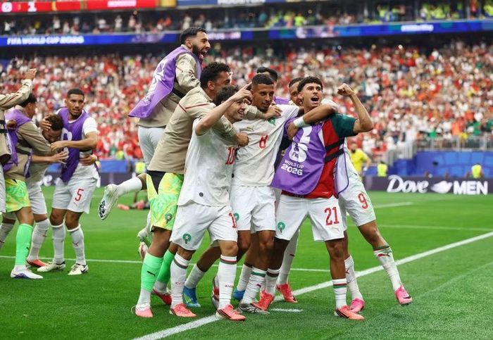Niềm vui của các cầu thủ Ma Rốc khi đánh bại Canada 3-0 để vào tứ kết World Cup 2026. Ảnh: Reuters.